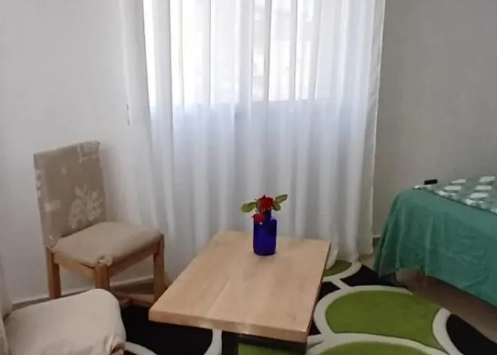 Elira House Pensión *